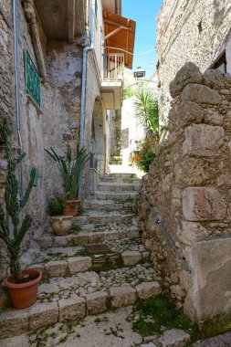 İtalya 'nın Frosinone eyaletindeki bir ortaçağ kasabası olan Arce' nin eski evleri arasında dar bir sokak..