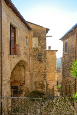 İtalya 'nın Frosinone eyaletindeki bir ortaçağ kasabası olan Arce' nin eski evleri arasında dar bir sokak..