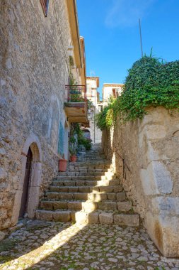 İtalya 'nın Frosinone eyaletindeki bir ortaçağ kasabası olan Arce' nin eski evleri arasında dar bir sokak..