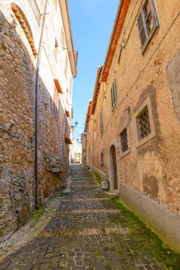 İtalya 'nın Frosinone eyaletindeki bir ortaçağ kasabası olan Arce' nin eski evleri arasında dar bir sokak..