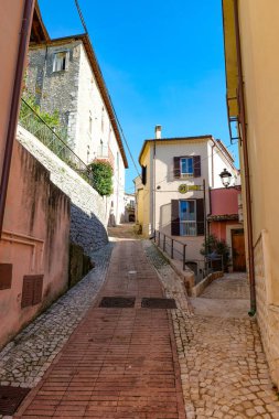 İtalya 'nın Frosinone eyaletindeki bir ortaçağ kasabası olan Rocca d' Arce 'ın eski evleri arasında dar bir sokak..