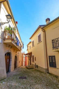 İtalya 'nın Frosinone eyaletindeki bir ortaçağ kasabası olan Rocca d' Arce 'ın eski evleri arasında dar bir sokak..