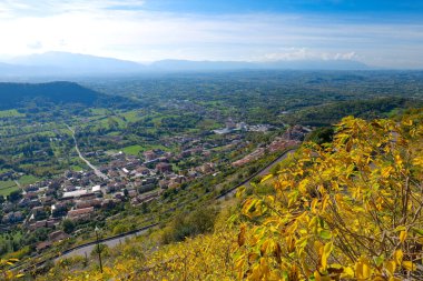 Rocca d 'Arce çevresindeki manzara, İtalya' nın Frosinone eyaletinde küçük bir kasaba..