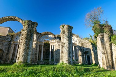 İtalya 'nın Roma eyaletinde yer alan Genazzano kırsalındaki antik bir Roma tapınağının kalıntıları..