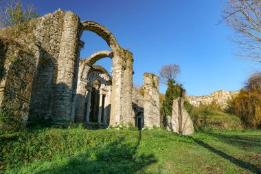 İtalya 'nın Roma eyaletinde yer alan Genazzano kırsalındaki antik bir Roma tapınağının kalıntıları..