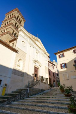Genazzano 'daki bir kilisenin cephesi, İtalya' nın Roma eyaletindeki bir ortaçağ kasabası..