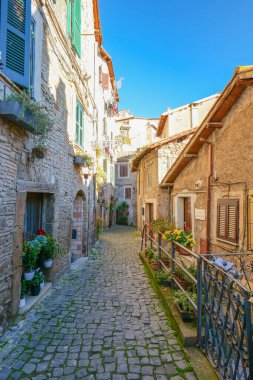 İtalya 'nın Roma eyaletindeki bir ortaçağ kasabası olan Genazzano' nun eski binalarının arasında bir sokak..