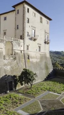 İtalya 'nın Roma eyaletindeki eski bir kasaba olan Genazzano' daki tarihi binaların manzarası.