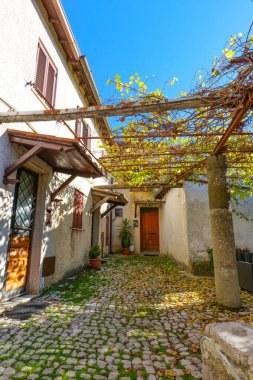 İtalya 'nın Roma eyaletinde küçük bir kasaba olan Castel San Pietro' da dar bir cadde..