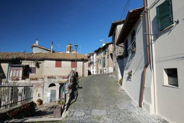 İtalya 'nın Roma eyaletinde küçük bir kasaba olan Castel San Pietro' da dar bir cadde..