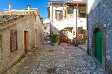 İtalya 'nın Roma eyaletinde küçük bir kasaba olan Castel San Pietro' da dar bir cadde..
