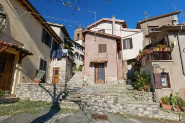 İtalya 'nın Roma eyaletinde küçük bir kasaba olan Castel San Pietro' da dar bir cadde..