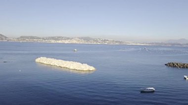 Bacoli 'nin kumlu plajı, İtalya' nın Napoli eyaletinde küçük bir kasaba..