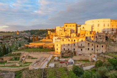 Gravina, İtalya, 6 Aralık 2025. Bari ilinin Puglia ilçesindeki küçük bir kasabadaki eski binaların manzarası.