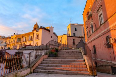 İtalya 'nın Puglia kentindeki eski bir kasaba olan Gravina' nın evleri arasında dar bir sokak.