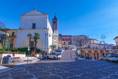 Capriati a Volturno, İtalya, 20 Aralık 2025. Caserta 'da küçük bir kasabanın meydanı..