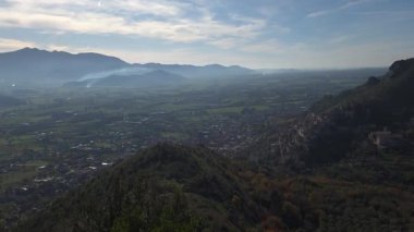 Caserta ilindeki küçük bir kasabanın manzara görüntüsü..
