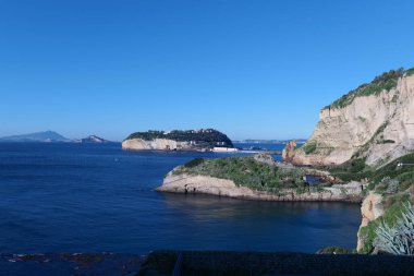 Napoli Körfezi manzarası ve Akdeniz adaları, İtalya.