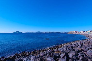 Napoli Körfezi manzarası ve Akdeniz adaları, İtalya.