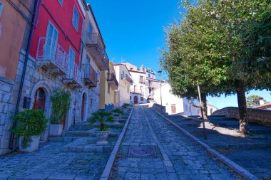 Sant 'Angelo Limosano' da dar bir sokak, Molise, İtalya 'da küçük bir kasaba..