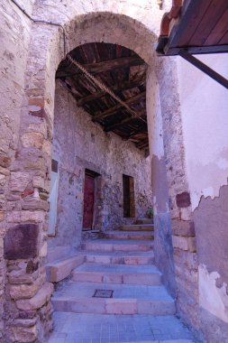 Fossalto 'da dar bir sokak, Molise, İtalya' da küçük bir kasaba..