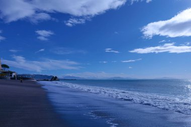 Amalfi Sahili 'nde küçük bir kasaba olan Vietri Konsolosu Mare' nin eteğindeki sahil..