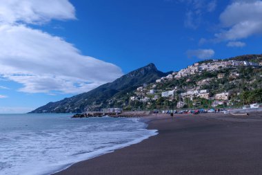 Amalfi Sahili 'nde küçük bir kasaba olan Vietri Konsolosu Mare' nin eteğindeki sahil..