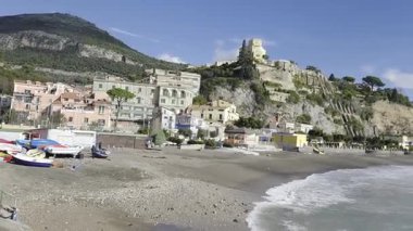 Amalfi Sahili 'nde küçük bir kasaba olan Vietri Konsolosu Mare' nin eteğindeki sahil..