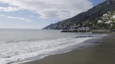 Amalfi Sahili 'nde küçük bir kasaba olan Vietri Konsolosu Mare' nin eteğindeki sahil..
