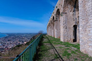 İtalya, Terracina 'da panoramik manzaralı antik bir Roma tapınağının kemerleri..