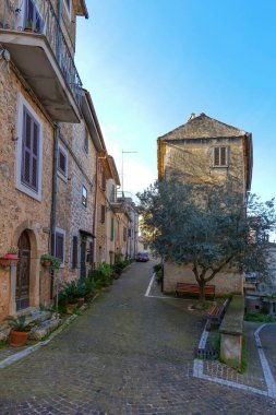 Pisterzo 'nun eski evleri arasında bir sokak, Lazio bölgesinde bir tarım köyü, İtalya.