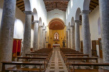 Pisterzo 'da küçük bir kilisenin içi, Lazio bölgesinde bir tarım köyü, İtalya.