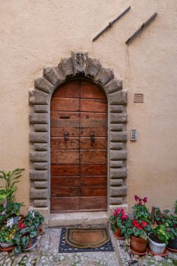 Trevi 'de eski bir evin kapısı, Lazio bölgesinde bir tarım köyü, İtalya.
