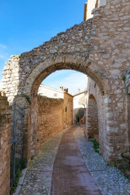 İtalya 'nın Umbria bölgesinde bir ortaçağ köyü olan Trevi' nin eski evleri arasında bir sokak..