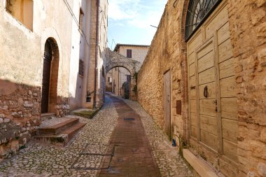 İtalya 'nın Umbria bölgesinde bir ortaçağ köyü olan Trevi' nin eski evleri arasında bir sokak..