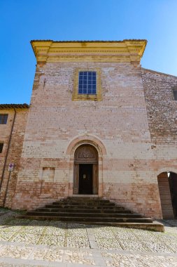 İtalya 'nın Lazio bölgesindeki ortaçağ köyü Spello' daki küçük bir kilisenin cephesi..