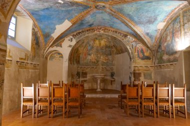 Spello 'da küçük bir kilisenin içi, İtalya' nın Umbria bölgesinde bir ortaçağ köyü..