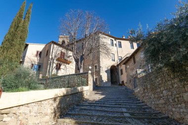 İtalya 'nın Umbria bölgesinde bir ortaçağ köyü olan Gualdo Cattaneo' nun eski taş evleri arasında bir sokak..