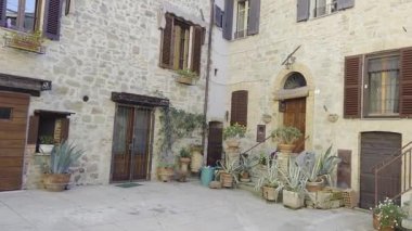 İtalya 'nın Umbria bölgesinde bir ortaçağ köyü olan Gualdo Cattaneo' daki eski evlerin cephesi..