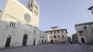 İtalya 'nın Umbria bölgesinde bir ortaçağ köyü olan Bevagna meydanındaki tarihi binalar.