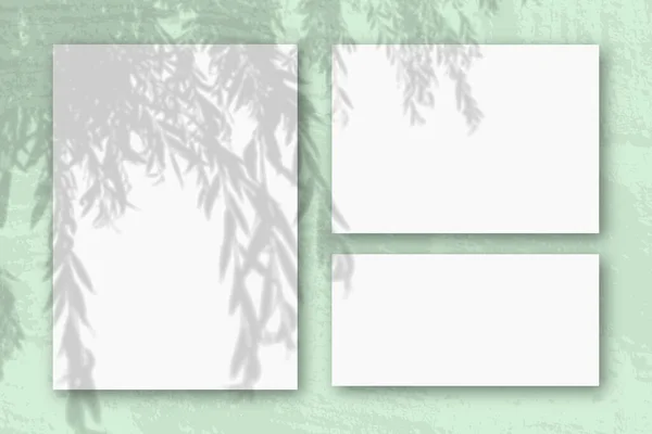Αρκετά Οριζόντια Και Κάθετα Φύλλα Λευκού Χαρτιού Φόντο Πράσινου Τοίχου — Φωτογραφία Αρχείου