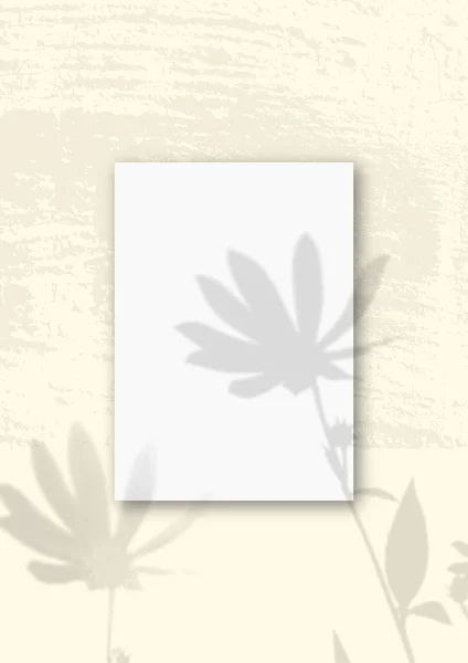Egy Függőleges Lap Fehér Texturált Papír Sárga Fal Háttér Mockup — Stock Fotó