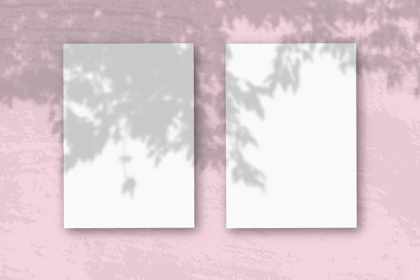 Folhas Verticais Papel Branco Texturizado Sobre Fundo Mesa Rosa Suave — Fotografia de Stock