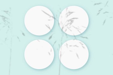 Sebze gölgeli maket, mavi masa arkaplanındaki desenli beyaz kağıdın 4 yuvarlak sayfasına yerleştirilmiş.