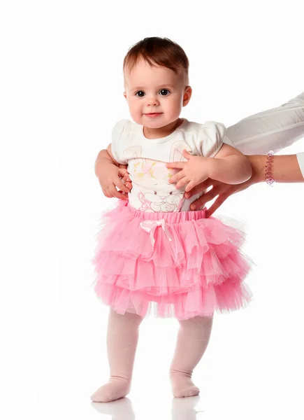 Mãe ensinando bonito criança filha para andar — Fotografia de Stock