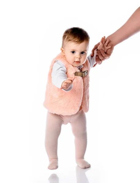 Lilla flicka barn precis börjat gå första steget — Stockfoto