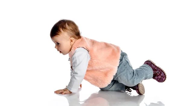 Pequena menina da moda. Isolado sobre fundo branco — Fotografia de Stock