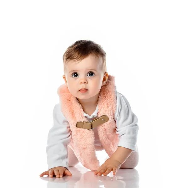 Menina bebê em roupas quentes rastejando no chão — Fotografia de Stock