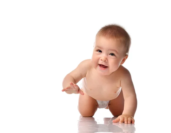 Bebé bonito com sorriso maligno rastejando no chão — Fotografia de Stock