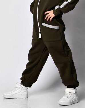 Havalı, sıcak, sportif tulumlu çocuk portresi